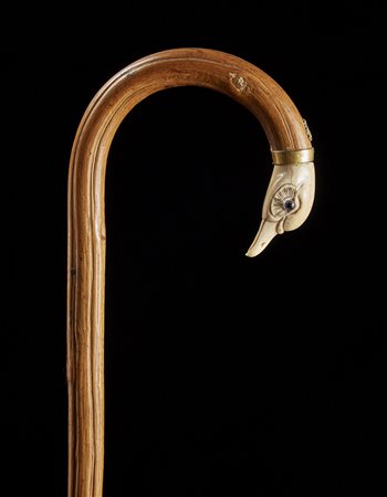 Bastone in legno curvato e decorato con testa di cigno in avorio a tutto...