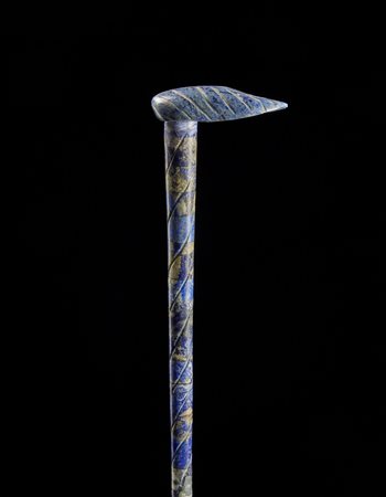 Bastone in lapislazzuli e sodalite con corpo decorato da scanalatura. Presa...