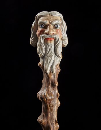 Bastone in legno con presa scolpita a volto di uomo con barba in policromia....