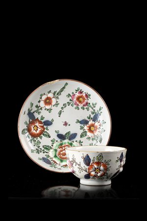 Tazzina da caffË con piattino in maiolica con decoro alla barbottina ëalla...