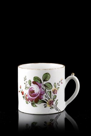 Tazzina da caffË cilindrica in porcellana con manico a voluta con pomello....