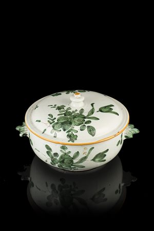Tazza da brodo in maiolica con decorazione in monocromia verde a mazzetti di...