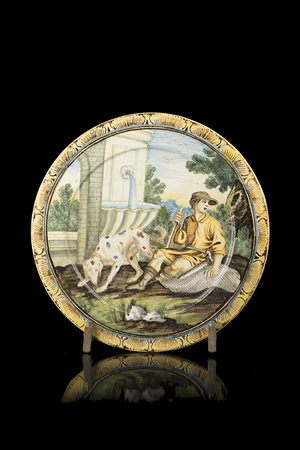 Piatto tondo a bordo liscio in maiolica con decoro policromo a tutta...