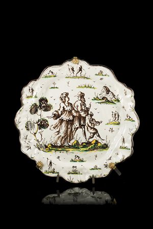 Grande piatto in maiolica, costolato e con la tesa a rilievo, realizzato a...