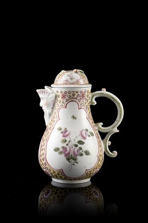 Piccola caffettiera in porcellana decorata in policromia con riserve dipinte...