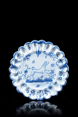 Piccolo piatto tondo e lobato in maiolica con decorazione ëa fruttinií in...