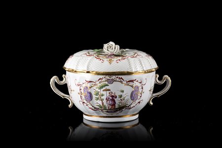 Piccola zuppiera tonda a profilo mistilineo in porcellana decorata in...