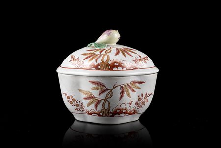 Zuccheriera con coperchio in porcellana decorata "a galletto" in monocromia...
