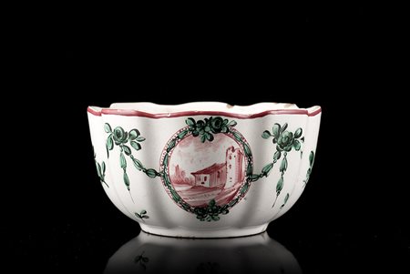 Ciotola costolata in maiolica con decorazione al terzo fuoco di tipologia...