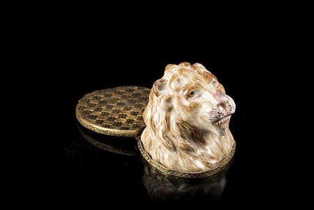 Piccola scatola in porcellana plasmata a testa di leone e montata in metallo...