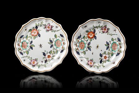 Coppia di piatti mistilinei in maiolica con decorazione alla barbottina ëalla...