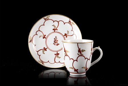 Tazzina da caffË a campana in porcellana con suo piattino. Manico a voluta...