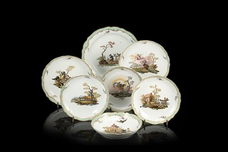Lotto composto da sette piatti in porcellana con profili dorati mistilinei....
