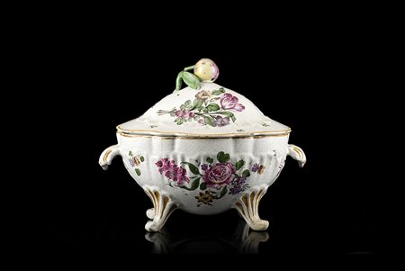 Zuppiera costolata in maiolica con decoro policromo ‘alla rosa’. Manici a...