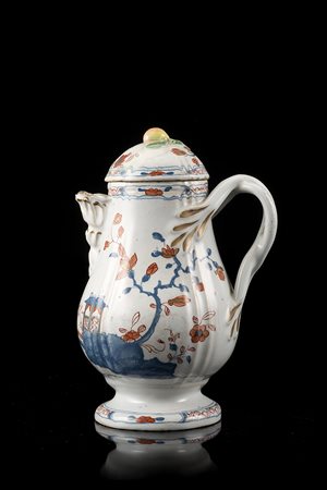 Caffettiera in maiolica a corpo piriforme con leggere scanalature che...