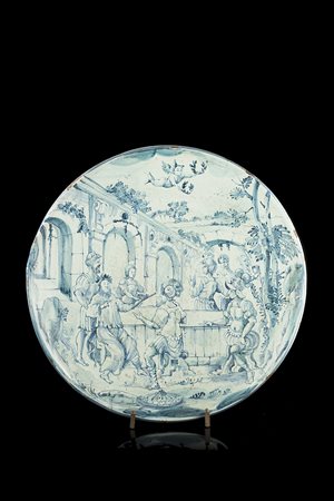 Grande piatto tondo con piccolo piede in maiolica. Decorazione in monocromia...