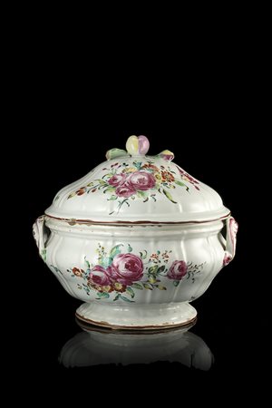 Zuppiera tonda costolata di elegante forma rocaille in maiolica. Preziosa...