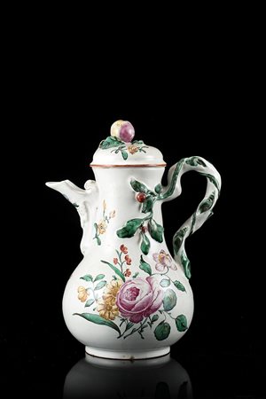 Caffettiera in maiolica con decorazione al terzo fuoco ëalla rosaí. Manico a...