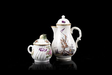 Lotto composto da una piccola caffettiera e da una cremiera in porcellana....