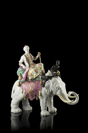 Gruppo in porcellana decorata in policromia e dorature raffigurante un...