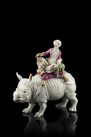 Gruppo in porcellana raffigurante un Turco su rinoceronte decorato in...