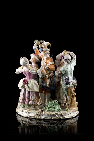 Gruppo plastico policromo in porcellana raffigurante una danza in costume con...