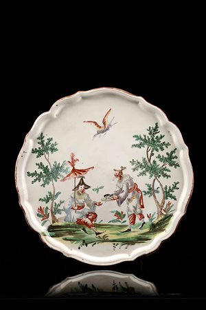 Alzata mistilinea in maiolica con profilo al bordo in rosso-bruno. Decoro...