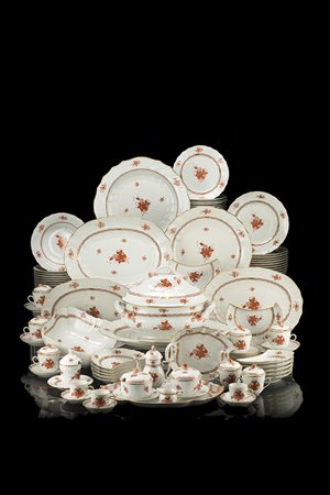 Parte di servizio da tavola in porcellana con bordo mistilineo e sagomato ad...