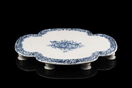 Grande centrotavola quadrilobato in maiolica con bordo modanato a rilievo...