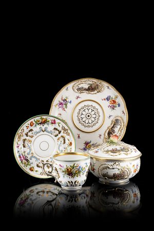 Tazza da brodo con piatto polilobato in porcellana policroma con decorazione...