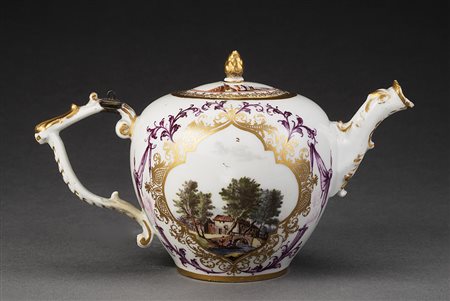 Teiera con coperchio in porcellana decorata in policromia con paesaggi entro...