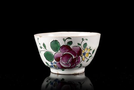 Tazzina da caffË in maiolica con decoro policromo ëalla rosaí. Mancante del...