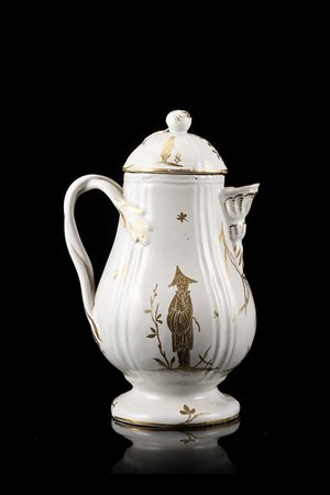 Caffettiera in maiolica bianca con decorazione a figurette di cinesi con...