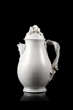 Caffettiera in porcellana bianca con manico a rami intrecciati con fiori a...