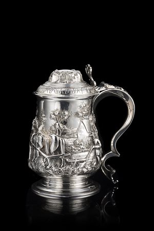 Tankard in argento con corpo a balaustro e coperchio a cupola bombata,...