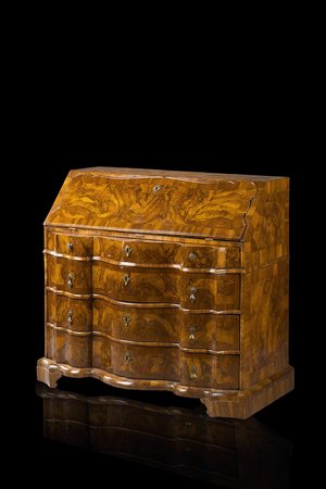 Ribalta lastronata in noce e radica di noce, fronte di forma mossa a tre...