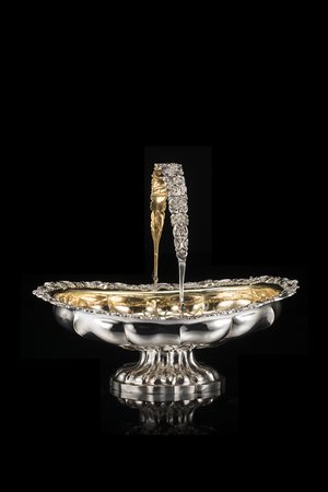 Cestino in argento di forma ovale, piede e corpo baccellati e costolati,...