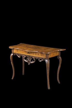 Tavolo da parete lastronato in radica di noce e filettato in legno chiaro,...