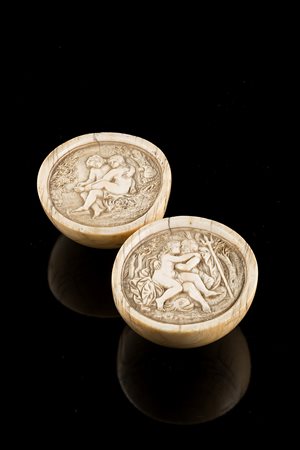 Due semisfere in avorio intagliato raffiguranti scene erotiche. Sec. XIX (d....