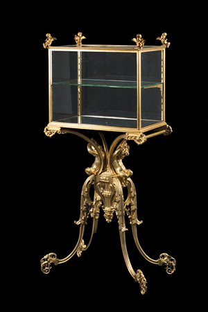 Vetrinetta da centro di forma rettangolare in bronzo dorato. Parte superiore...