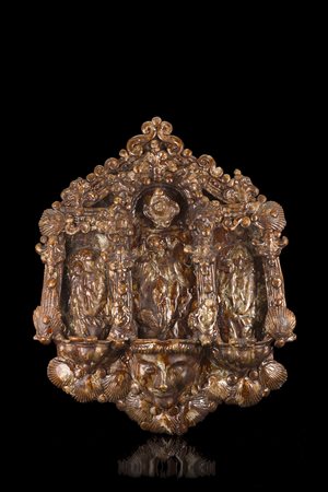 Acquasantiera in ceramica a forma di altarolo con decorazione plastica tardo...