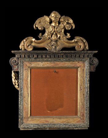Arte del sec. XVII. Cornice di forma architettonica in legno laccato,...