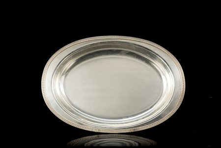 Vassoio in argento di forma ovale con superficie liscia e bordura decorata a...