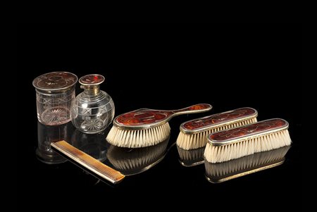 Servizio da toilette composto da tre spazzole, due contenitori in vetro...