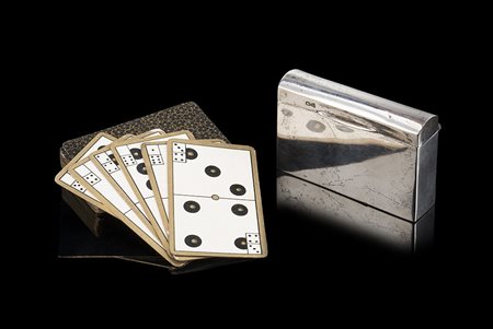 Scatola portacarte in argento di forma rettangolare con coperchio stondato,...