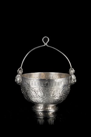 Secchiello in argento cesellato a bassorilievo con fasce decorate a motivi...