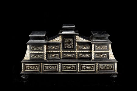 Stipo in legno ebanizzato di struttura architettonica, riccamente intarsiato...