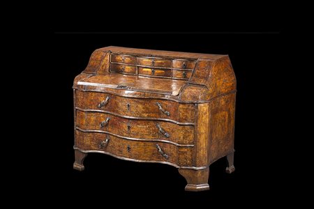 Ribalta di forma mossa e bombata lastronata e filettata in noce e radica....