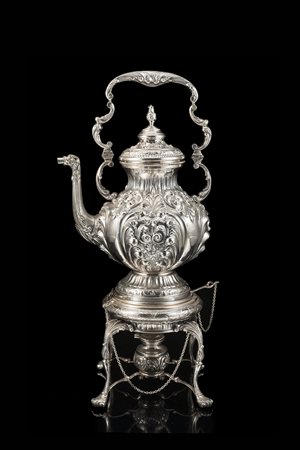 Samovar in argento con corpo a balaustro, piede e coperchio bombati, sorretto...