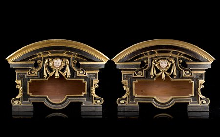 Coppia di teche in legno intagliato, laccato e dorato. Fascia superiore...